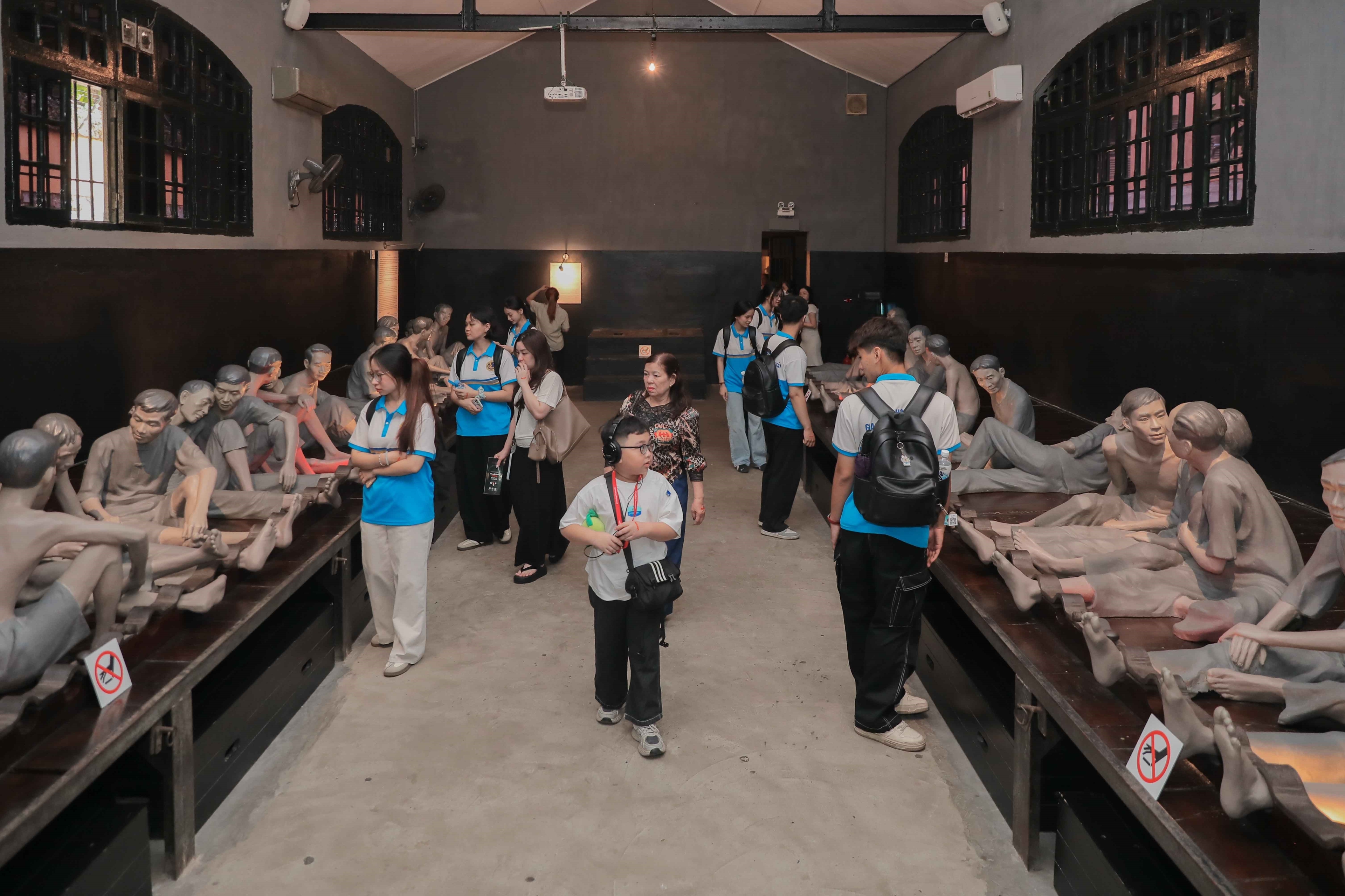 Các khu vực giam giữ được phục dựng theo kích thước nguyên mẫu, giúp công chúng hình dung rõ hơn về điều kiện khắc nghiệt mà các chiến sĩ cách mạng từng trải qua tại Nhà tù Hỏa Lò. (Ảnh: Phan Phương/TTXVN)